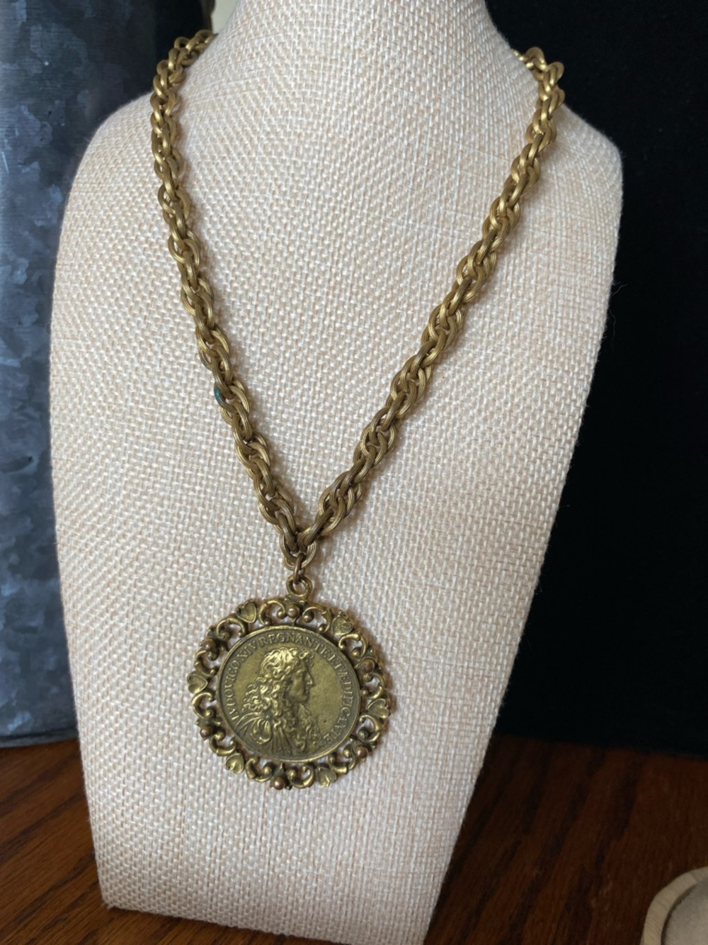 VTG Coro Gold-Tone Rope Chain Medallion Pendant Necklace - Picture 1 of 9